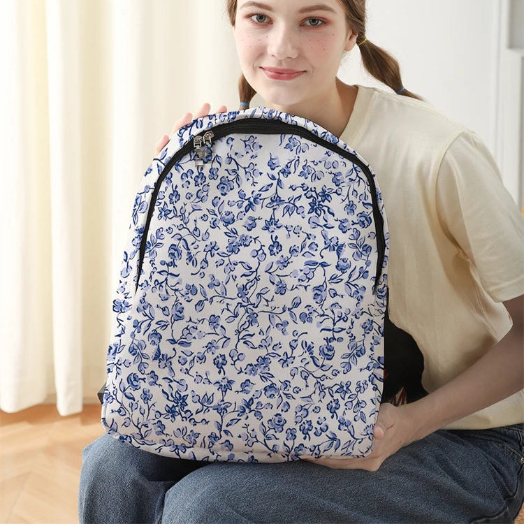 fille avec sac a dos fleur bleu
